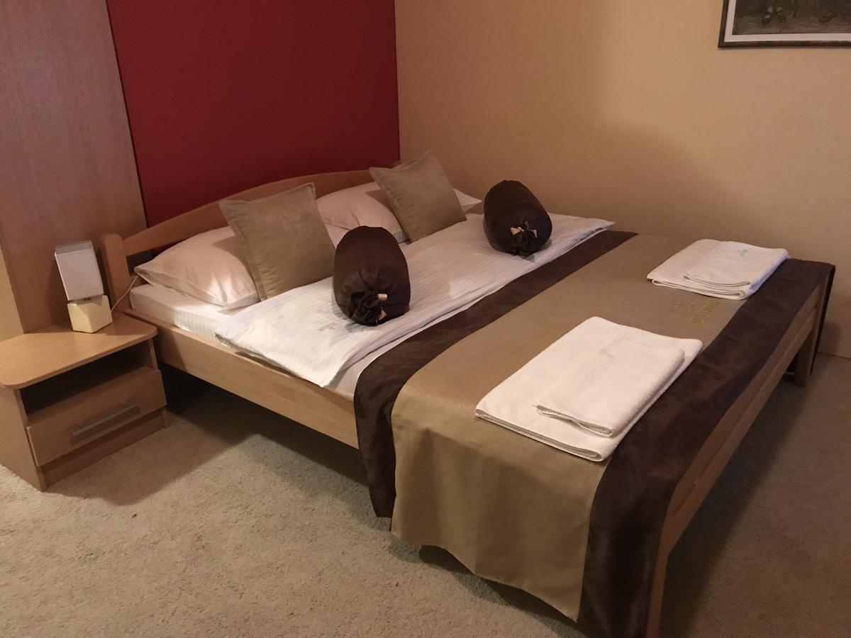Hotel Dva Goluba Pale Exteriör bild