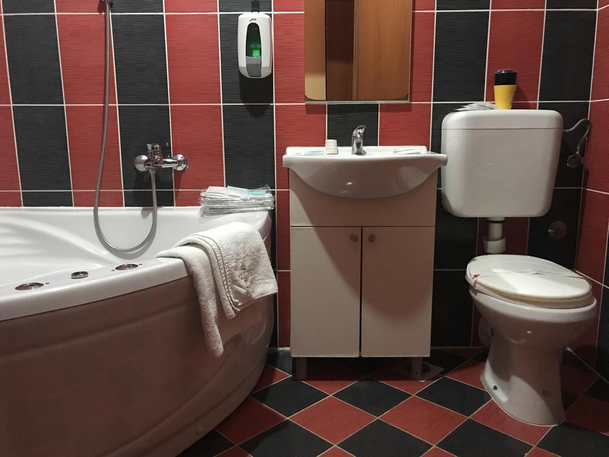 Hotel Dva Goluba Pale Exteriör bild
